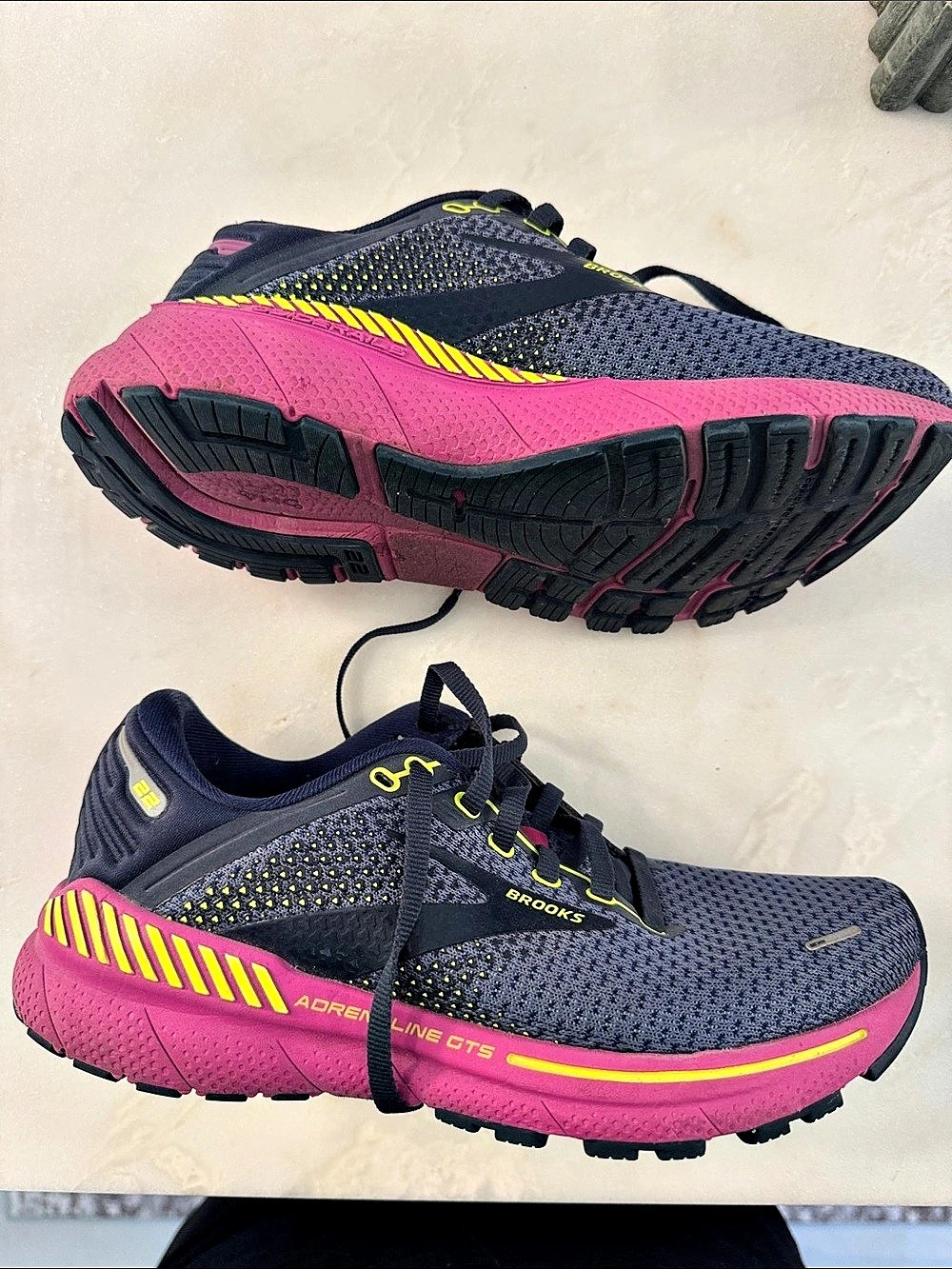 Brooks Adrenaline GTS 22 Athletic Shoes Gray & Pink